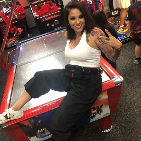 Gucci leather  funny-pack color but the Gucci logo in the front of the bag - Picture 5 of 5